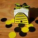 Bomboniera Scatolina fatta a mano Portaconfetti tema ape alveare personalizzato,nascita,battesimo,baby shower,compleanno dell'apertura,festa dell'ape,gadget fine festa,scatoline bianche,targhette personalizzate,nero e giallo