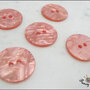 5 bottoni mm.21, in resina colore rosa salmone, cangianti effetto madreperla, attaccatura 2 fori 
