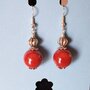 Orecchini pendenti con perla  di ceramica rossa