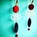 Bellissimi ed originali orecchini lunghi con elementi in resina rossa, vetro nero, madreperla e perline di corallo naturale