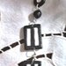 Lunghi orecchini manufatti bianchi e neri rettangoli a righe pallina nera lente con monachella