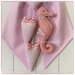 Fiocco nascita in cotone rosa con rosellina, tre cuori e un cavalluccio marino rosa