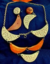 Parure di girocollo e orecchini manufatti di ceramica smaltata con mezze lune bronzo e bianche graffite