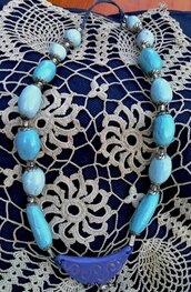 Collana di lunghezza media manufatta di ceramica con paline olive e mezzaluna con motivi incisi nei toni del blu 