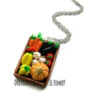Collana Cassetta Verdure: Zucca, melanzane, aglio, peperoni, pomodori e carote - idea regalo handmade ortaggi handmade kawaii