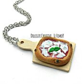 Collana Tagliere con pizza margherita - mozzarella pomodoro e basilico - idea regalo miniature in fimo handmade
