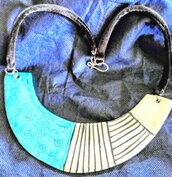 Giro collo, manufatto di ceramica, con pendente grosso spicchio di luna bianca e turchese con nastro velluto con ganciodi chiusura 