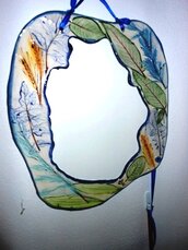 Lavagnetta bianca con cornice irregolare di ceramica con foglie impresse diverse dipinte con vari colori