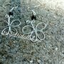 Orecchini wire in alluminio a forma di farfalla e perla nera