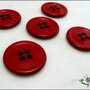5 grandi bottoni mm.27, in poliestere lucido,  colore rosso ciliegia, attaccatura a 4 fori 