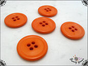 5 grandi bottoni mm.27, in poliestere lucido,  colore arancio, attaccatura a 4 fori 
