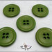 5 grandi bottoni mm.27, in poliestere lucido,  colore verde medio, attaccatura a 4 fori 