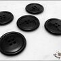 5 grandi bottoni mm.27, in poliestere lucido,  colore nero, attaccatura a 4 fori 