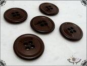 5 grandi bottoni mm.27, in poliestere lucido,  colore marrone, attaccatura a 4 fori 