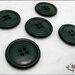 5 grandi bottoni mm.27, in poliestere lucido,  colore verde scuro, attaccatura a 4 fori 