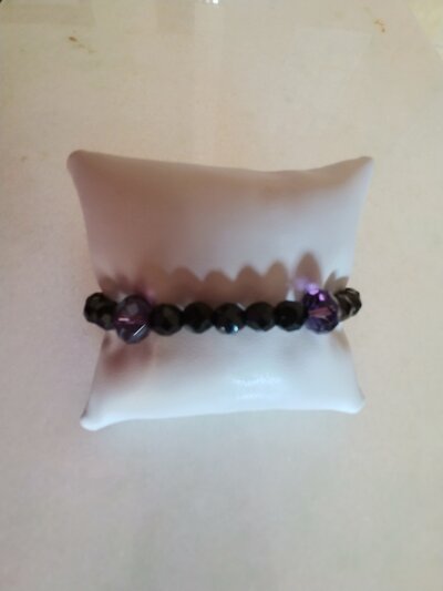 Braccialetto realizzato con perle nere sfaccettate alternate da perle violacee Braccialetto realizzato con perle nere sfaccettate alternate da perle violacee