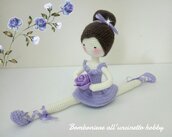 Bambola ballerina amigurumi con arti movibili per eventi.