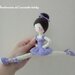 Bambola ballerina amigurumi con arti movibili per eventi.