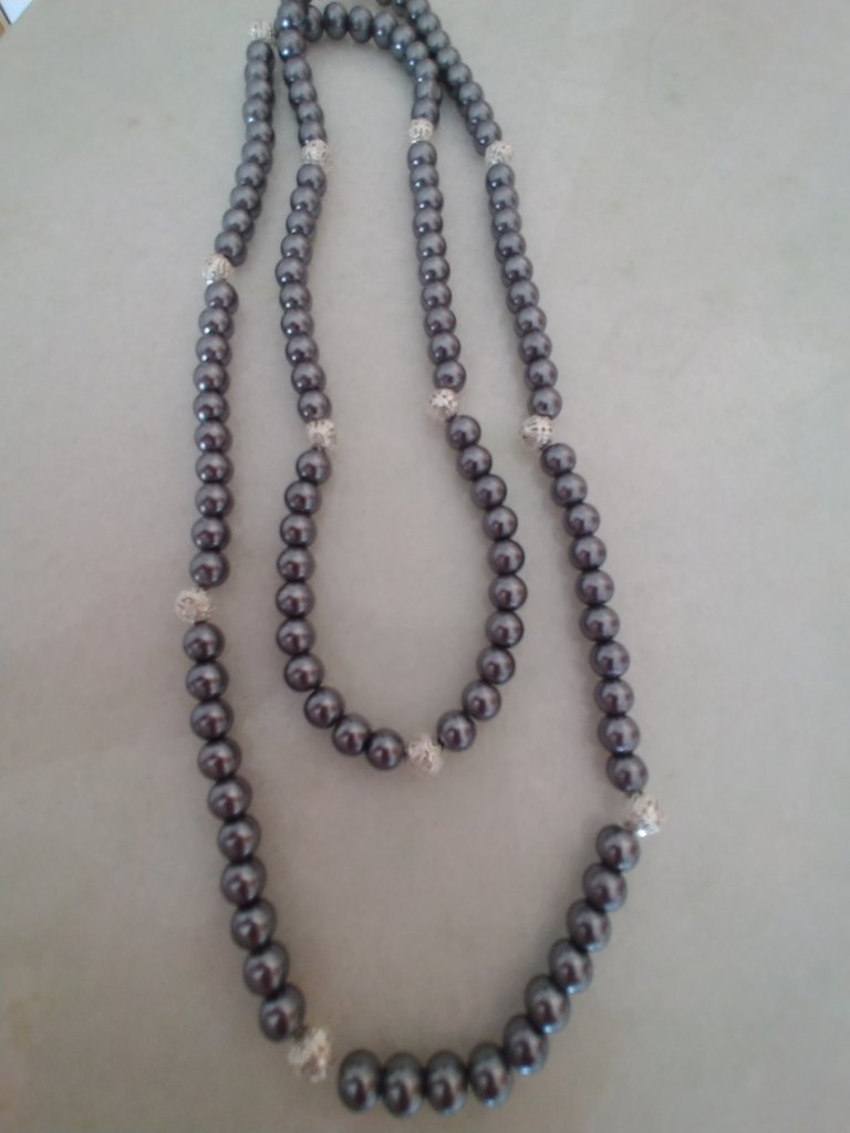 Avalaya Collana girocollo elasticizzata con perline verde mela