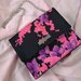 Pochette in  twill di cotone a fantasia di fiori e foglie rosa e viola sul nero