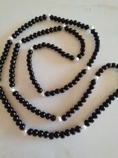 Collana realizzata con perle nere ed inserti di perle  filigranate di color argento