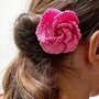 Spilla Un fiore tra i capelli realizzata a mano all'uncinetto (colore rosa)