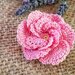 Spilla Un fiore tra i capelli realizzata a mano all'uncinetto (colore rosa)