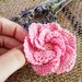 Spilla Un fiore tra i capelli realizzata a mano all'uncinetto (colore rosa)