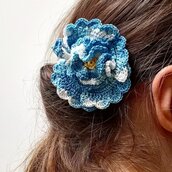 Spilla Un fiore tra i capelli realizzata a mano all'uncinetto (colore azzurro sfumato)