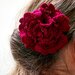 Spilla Un fiore tra i capelli realizzata a mano all'uncinetto (colore rosso scuro)