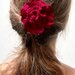 Spilla Un fiore tra i capelli realizzata a mano all'uncinetto (colore rosso scuro)