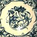 Piatto di maiolica dipinto a mano con varie sfumature di blu con motivo centrale e sulla falda di uccellino lumaca fiore e foglie
