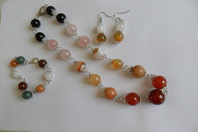 Parure di collana bracciale e orecchini multicolore con perle in vetro a biglia Parure di collana bracciale e orecchini multicolore con perle in vetro a biglia