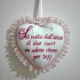 Cuore con frase ricamata e volantino in pizzo.