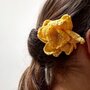 Spilla Un fiore tra i capelli realizzata a mano all'uncinetto (colore giallo)