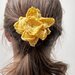 Spilla Un fiore tra i capelli realizzata a mano all'uncinetto (colore giallo)
