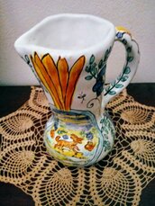 Vasetto con pancia lungo collo strtto e sciancato in alto con manico, manufatto di ceramica dipinto a mano