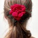 Spilla Un fiore tra i capelli realizzata a mano all'uncinetto (colore rosso)