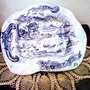 Vassoio di maiolica manufatto di forma rettangolo con falda a bordi irregolari decoro paesaggio marino e gruppi di fiori e foglie monocolore blu