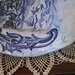 Vassoio di maiolica manufatto di forma rettangolo con falda a bordi irregolari decoro paesaggio marino e gruppi di fiori e foglie monocolore blu