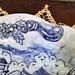 Vassoio di maiolica manufatto di forma rettangolo con falda a bordi irregolari decoro paesaggio marino e gruppi di fiori e foglie monocolore blu