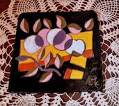  Piastrella sottopentola manufatta di ceramica dipinta con smalti su fondo nero disegno a colori vivaci di mele e foglie bicolori