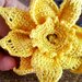 Spilla per abiti Fiorefermaglio narciso in cotone (colore giallo)