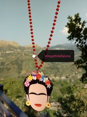 Collana frida kahlo ,con pendente in legno e catena rosario  con cristalli rossi