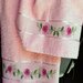 asciugamani rosa con fiori