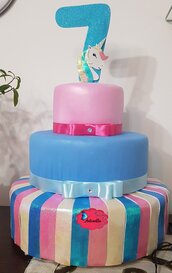 Torta scenografica arcobaleno, torta finta