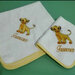 Quadrato e asciugamano in spugna personalizzata con ricamo del re leone.