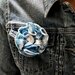 Spilla per abiti Fiorefermaglio in cotone (colore azzurro sfumato)