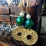 Orecchini pendenti con monachelle in ottone, componenti in zama, pietre dure e perle
