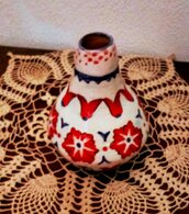 Vasetto  di ceramica manufatto in creta rossa costruito con tecnica del colombino dipinto a balze con motivi rossi e blu